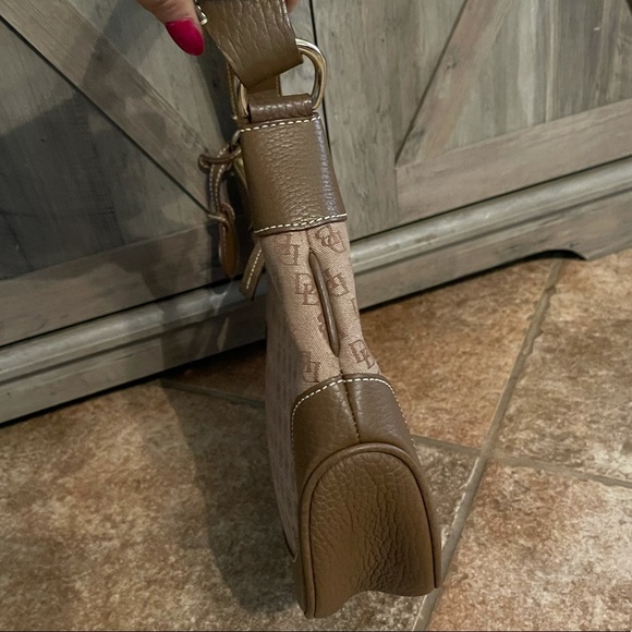 Dooney & Bourke Crescent Pebbled Leather Signature Logo Brown Shoulder Bag - Picture 5 of 13